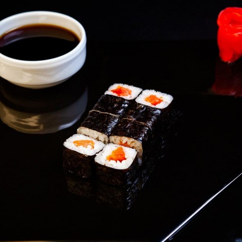 Маки с лососем