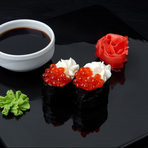 Гункан с икрой (2шт в порции)