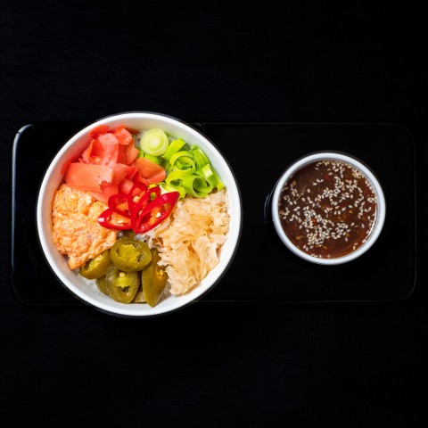 Поке острый лосось