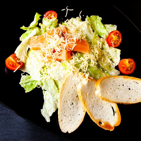 Салат Цезарь с лососем