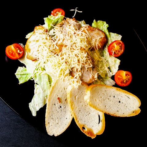 Салат Цезарь с курицей