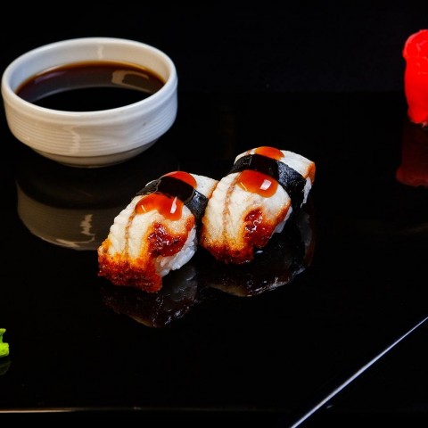 Суши с угрём